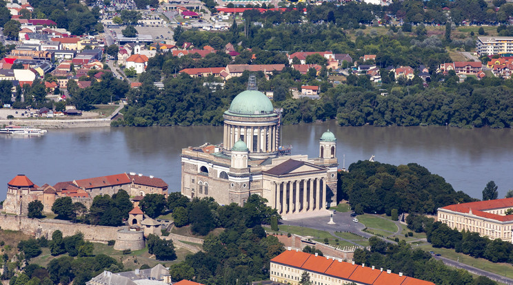 Esztergom büszkesége, a bazilika ezúttal teljes újjáépítésen esik át / Fotó: MTI- Varga György