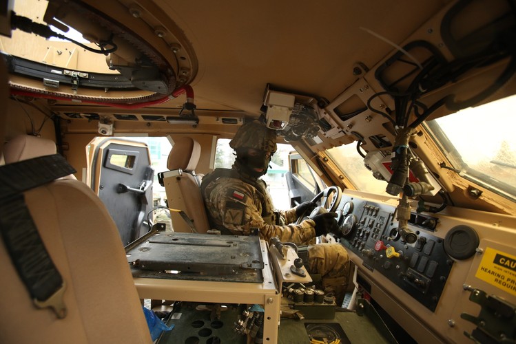 Pojazdy, które dostaliśmy od Amerykanów, mogą jeździć po każdym rodzaju podłoża. Są bardzo zwrotne, a dzięki mocnemu pancerzowi i podwoziu w kształcie litery V, również bezpieczne. MRAP-y mogą rozwinąć prędkość nawet do ponad 100 km/h, a ich zasięg to 500 kilometrów. 
<br>
<br>(jkm) PAP/Stanisław Rozpędzik