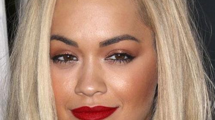 Világhírű dobossal jár Rita Ora