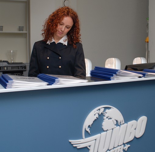 Recepcja znajduje sie zaraz po wejściu do samolotu