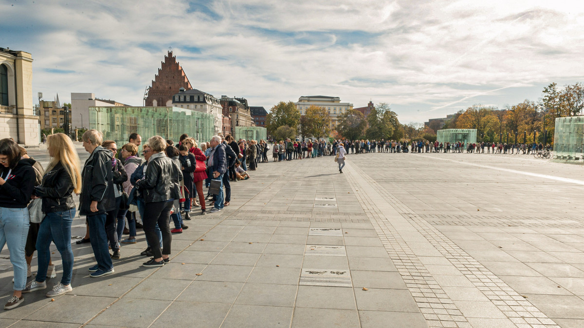 Kolejka po wejściówki na spotkanie z Olgą Tokarczuk