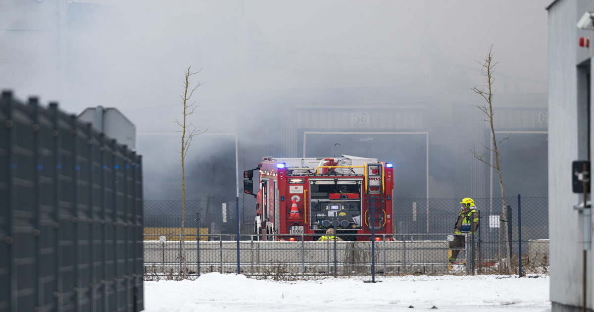 Wielki pożar hali pod Poznaniem opanowany: 150 strażaków dogasza obiekt 11 tys. m²