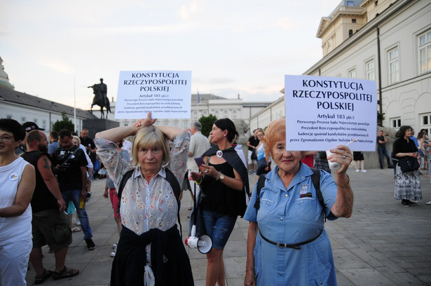 Poseł PO Rafał Trzaskowski zgodził się z wicemarszałek Dolniak, oceniając, że emocje wśród protestujących są "uzasadnione". "To jest usprawiedliwione, dlatego że jest łamana konstytucja i to w sposób niesłychanie arogancki" - powiedział w Polsat News polityk Platformy. fot. Maciek Suchorabski