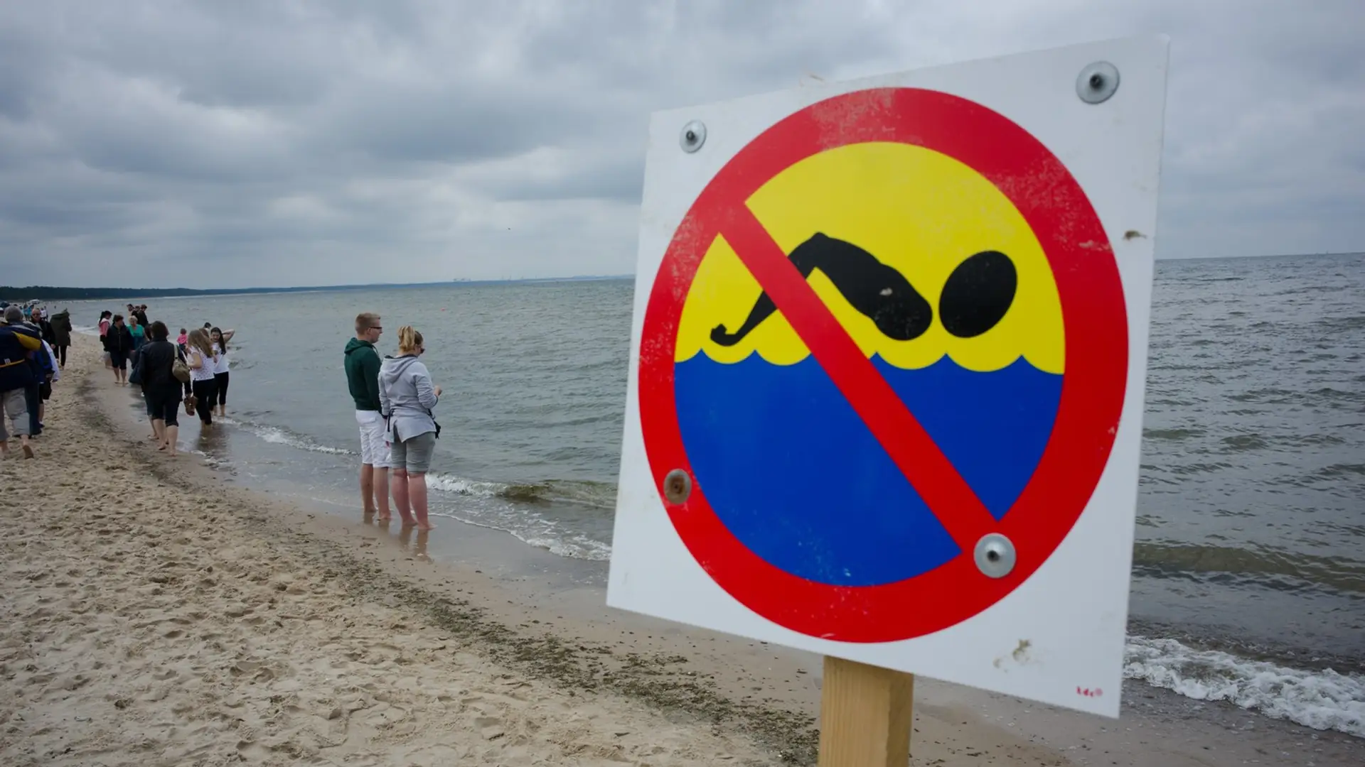 Lato jeszcze trwa, a statystyki utonięć przerażają. Zobacz, jak się zachować w wodzie