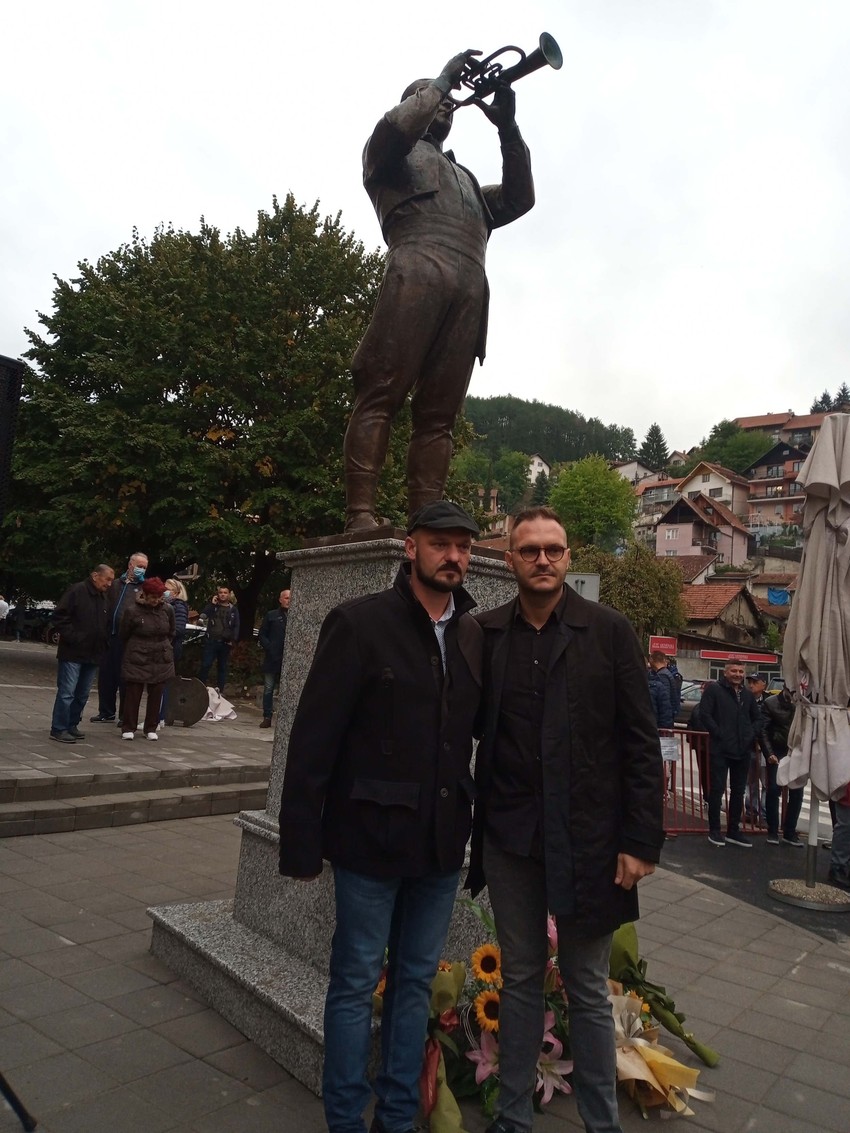 Dejan i Darko Petrović pred spomenikom svoga oca