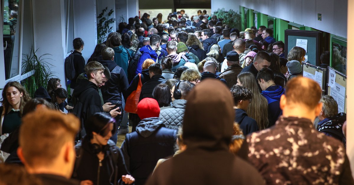 Młodzi odwracają się od rządzącej koalicji. Prym wiedzie inna partia