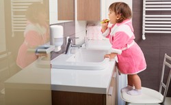 Jak dbać o zęby dziecka od jego urodzenia? Ekspert tłumaczy