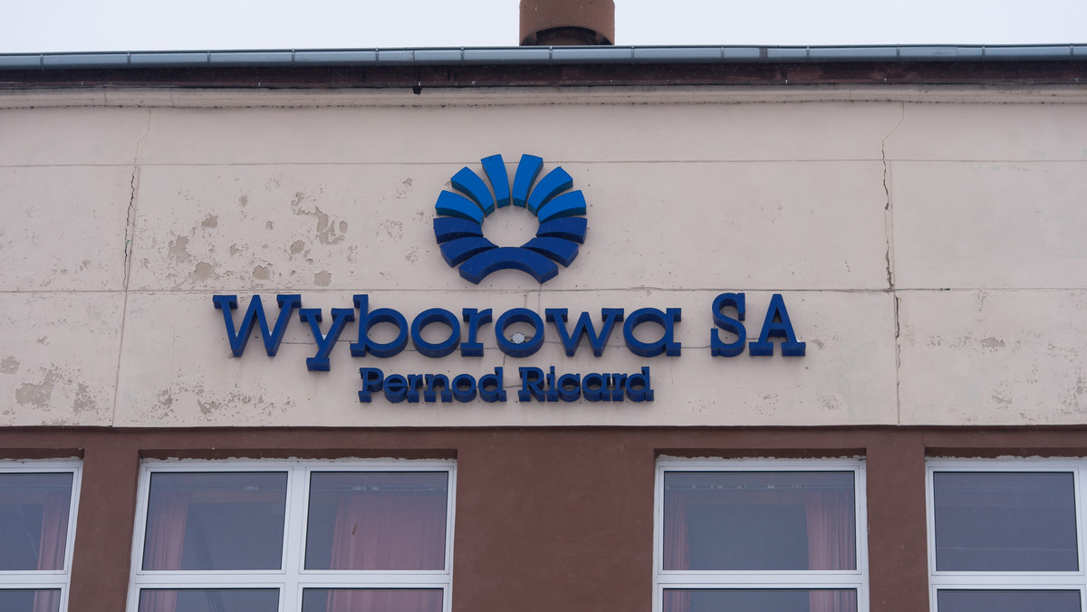Wyborowa S.A. zakończyła w poniedziałek produkcję wódki w swoim zakładzie przy ul. Komandoria w Poznaniu. Rozpoczęły się indywidualne rozmowy z pracownikami. Zarząd spółki postanowił przenieść produkcję do Zielonej Góry.