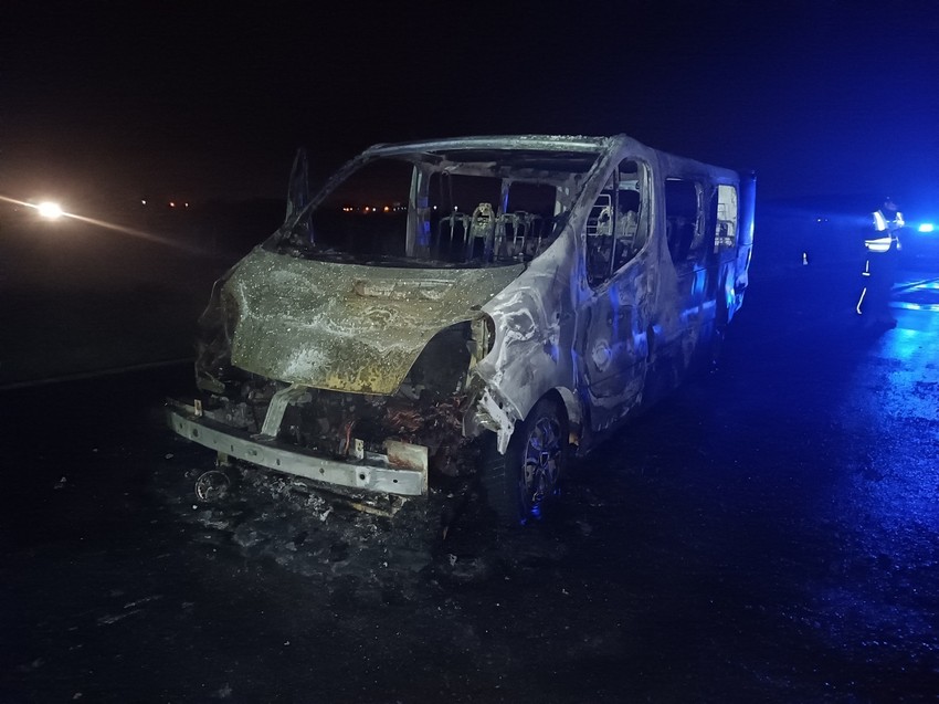 Spaljen kombi nakon napada navijača