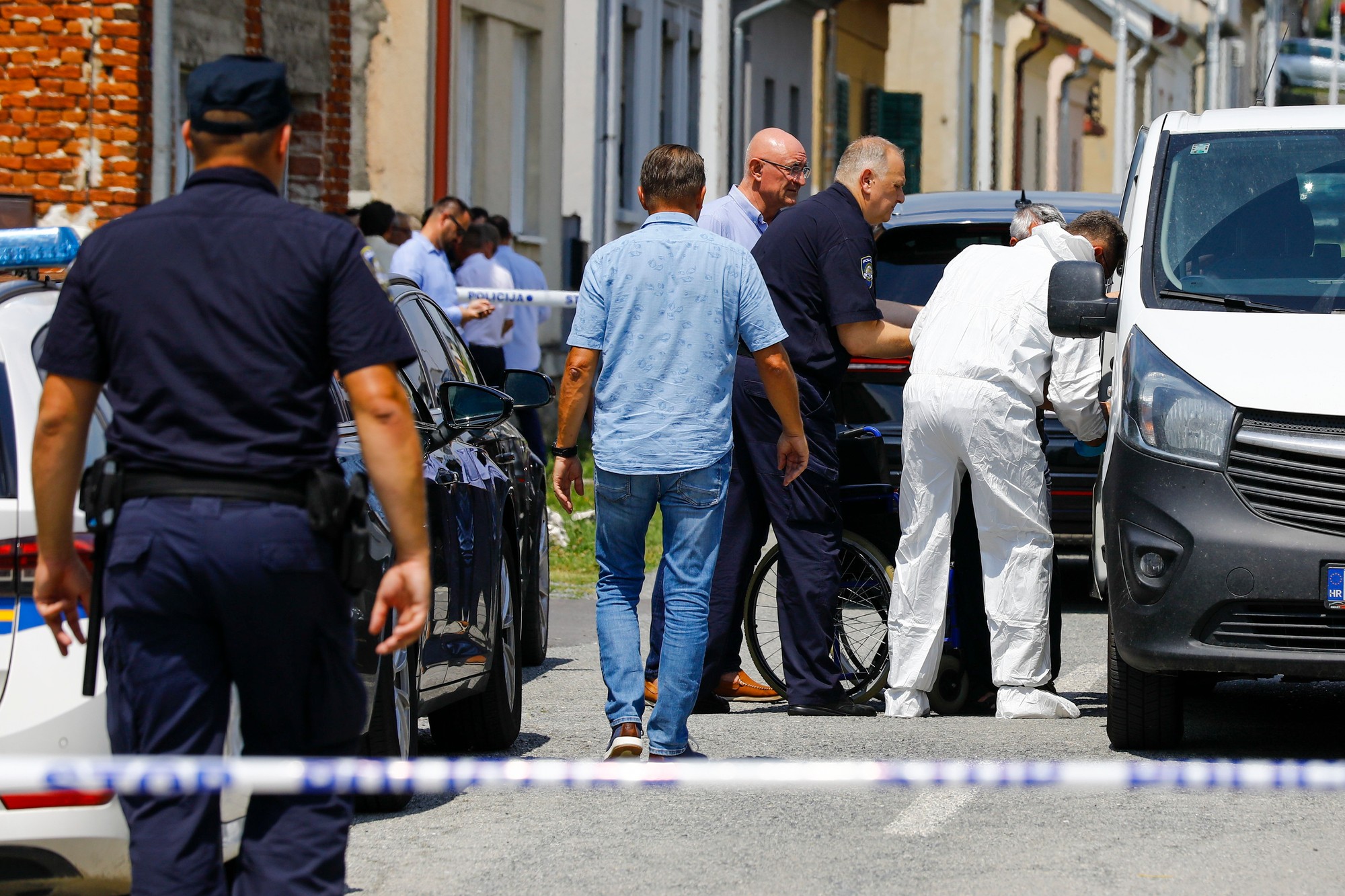 Policajti a forenzní experti zaisťujú dôkazy neďaleko zariadenia pre seniorov v kúpeľnom meste Daruvar.