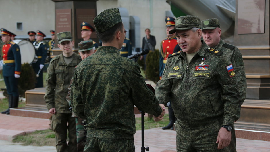 Minister obrony Rosji Siergiej Szojgu (drugi z prawej) podczas odwiedzin w rosyjskiej bazie w Syrii na dziewięć dni przed inwazją na Ukrainę, luty 2022 r. Gen. Roman Bierdnikow widoczny za nim (pierwszy z prawej)