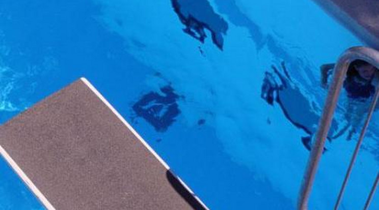 Tragédia: üres medencébe ugrott fejest a két strandoló