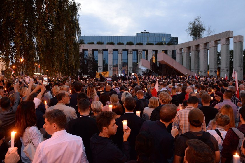 Kolejne protesty w stolicy. "Łańcuch Światła" pod Sądem Najwyższym