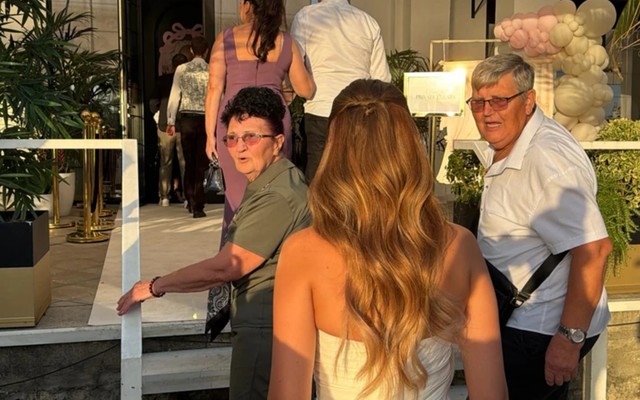 Baka i deka na rođendanu unuke Arije