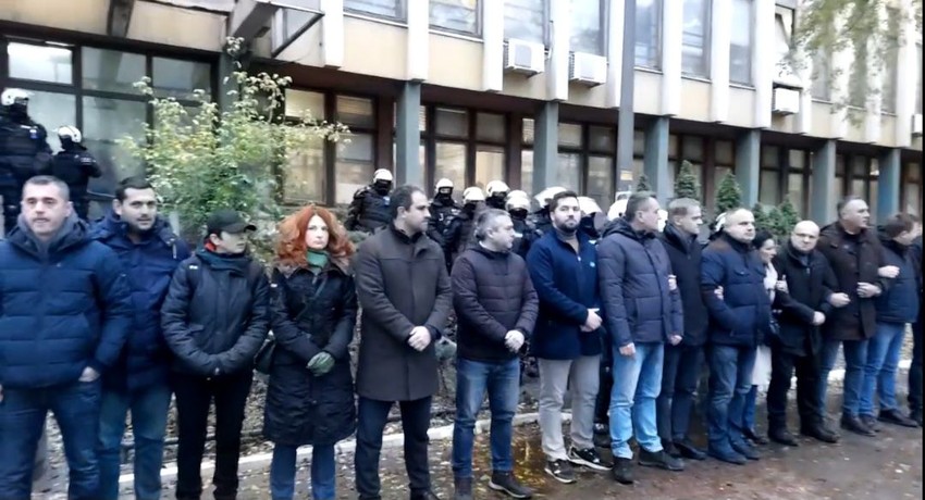 Poslanici i odbornici opozicije ispred zgrade suda i tužilaštva u Novom Sadu
