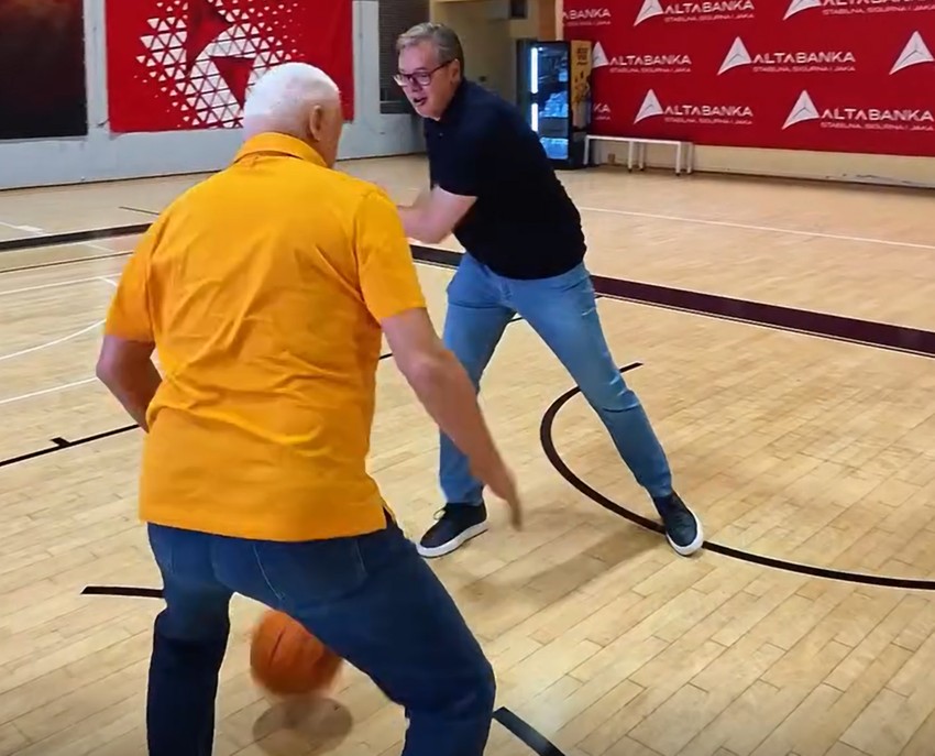 Vučić igra basket s Mutom Nikolićem