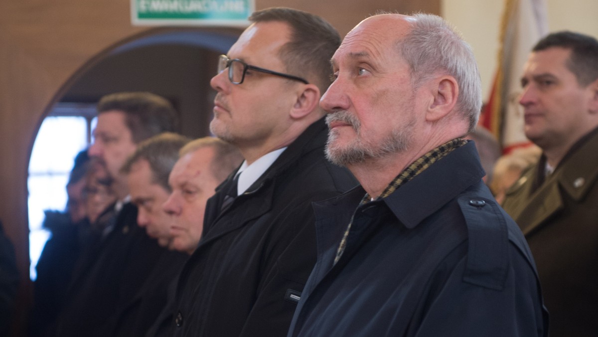 Minister obrony narodowej Antoni Macierewicz zadeklarował w telefonicznej rozmowie ze swoim francuskim odpowiednikiem, że Polska rozpatrzy szczegółowe prośby Paryża o pomoc i współpracę w walce z terroryzmem - poinformował MON.