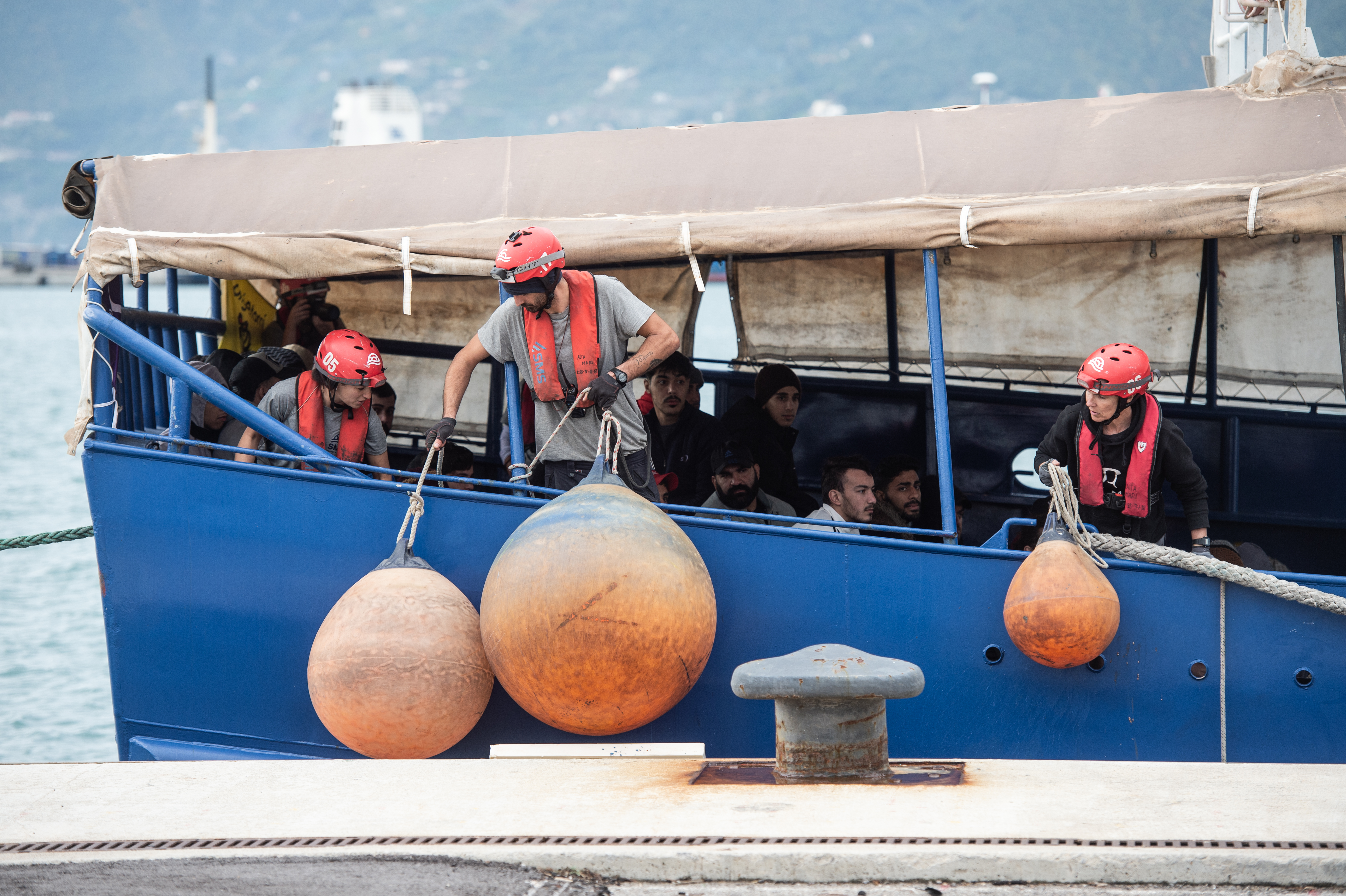 Emergency salva 71 migranti: donna incinta al nono mese