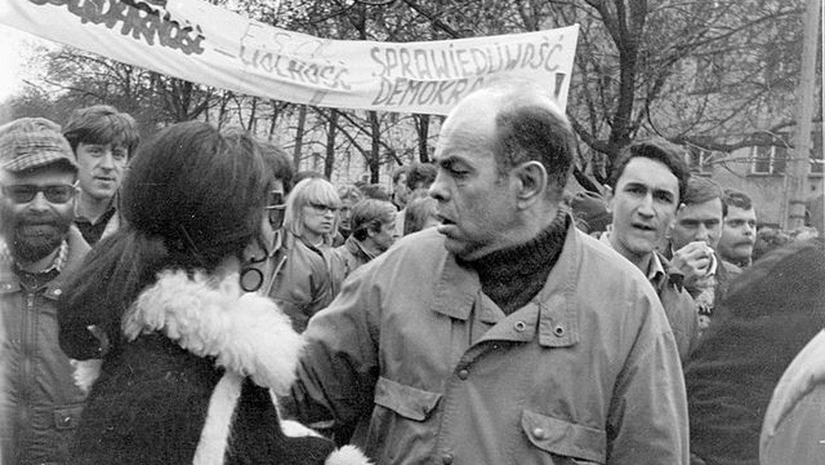 Październik 1956 r. nie przyniósł Polsce demokratycznego socjalizmu, ale rozbudził wolnościowe aspiracje i dał posmak wolności, za którą trudno było nie tęsknić. Te nie zaspokojone aspiracje i tęsknoty, których realizacja z roku na rok wydawała się coraz mniej realna, popychały do działania kolejne grupy ludzi.