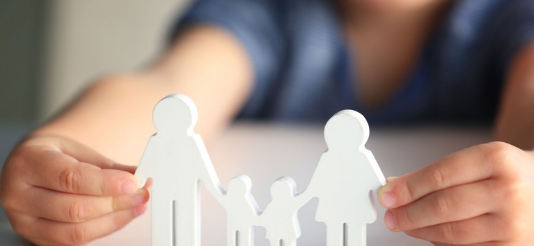 "Niezbyt zamożne rodziny z dziećmi dostają od państwa więcej niż płacą". RAPORT OECD