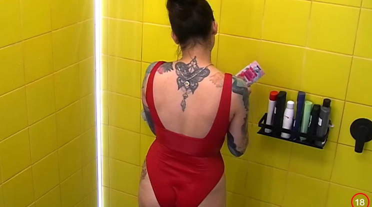 A villalakó lányok majdnem tökéletesre fejlesztették a villantás megelőző bikinis zuhanyzás technikáját, azonban még így is becsúszik egy-egy hiba néha / Fotó: RTL