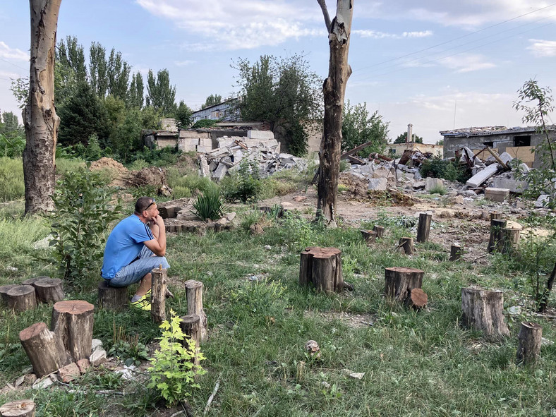Maksim z Kramatorska ogląda zniszczenia po ataku rakietowym na jedno z osiedli mieszkalnych