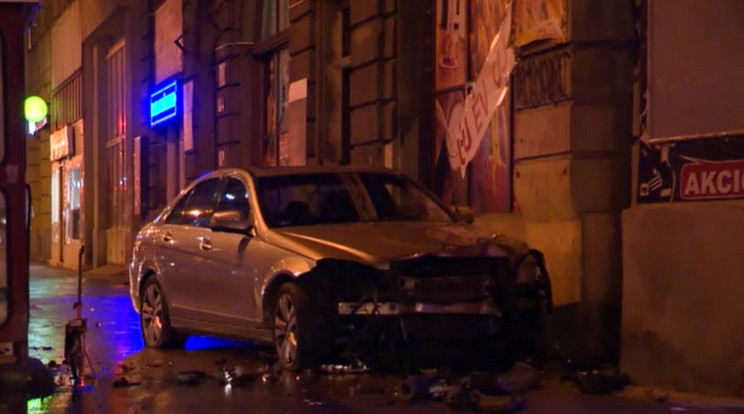 Nem sokon múlt, hogy tragédia legyen a vége a Népszínház utcai balesetnek / Fotó: RTL