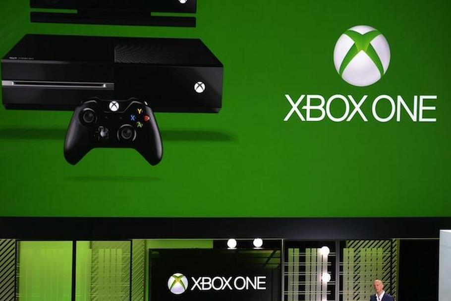 Wiceprezes Microsoftu Phill Harrison prezentuje Xbox One podczas targów E3