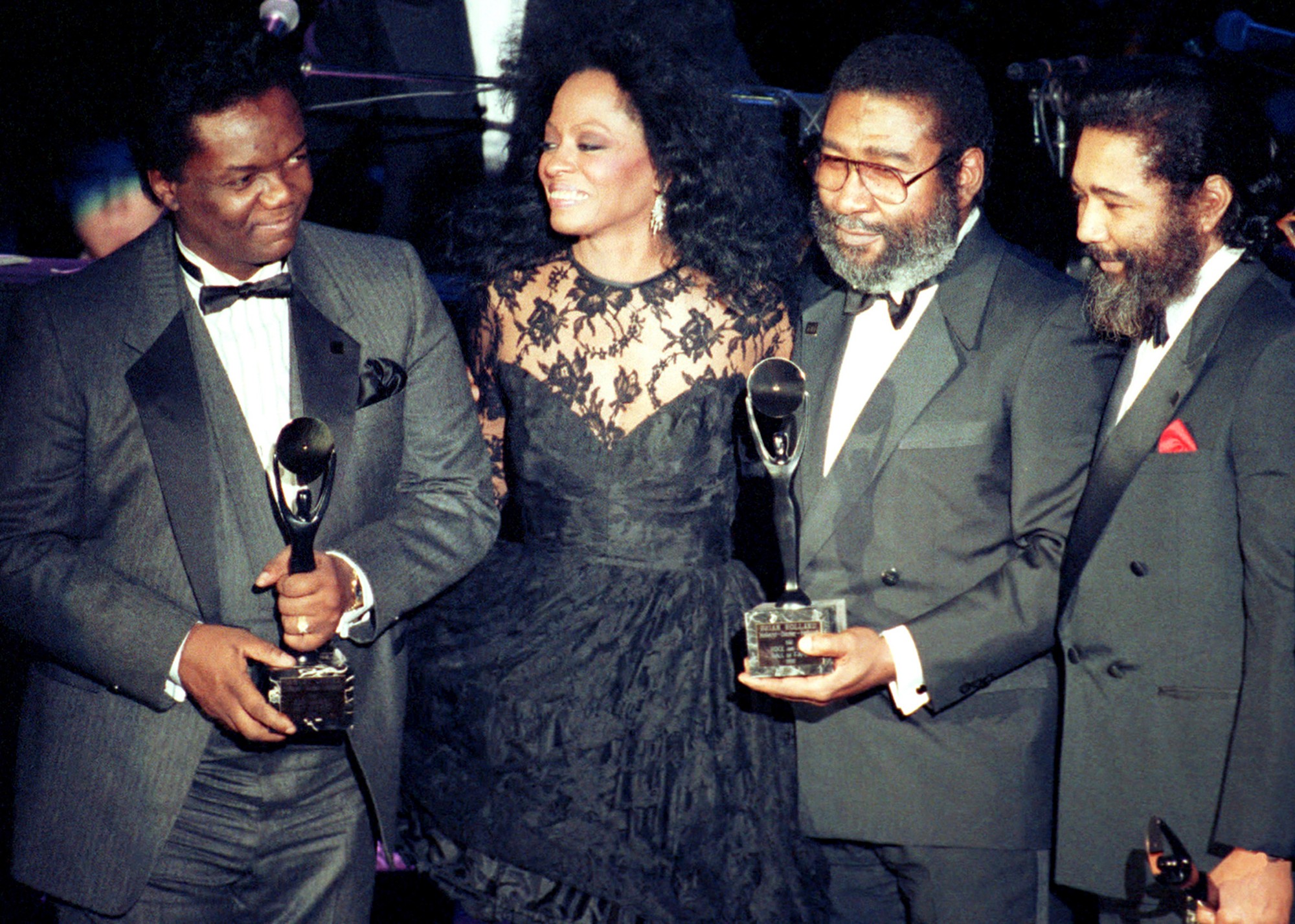 Na archívnej snímke americká speváčka Diana Rossová (druhá zľava) a skladatelia zľava Lamont Dozier, Brian Holland a Eddie Holland.
