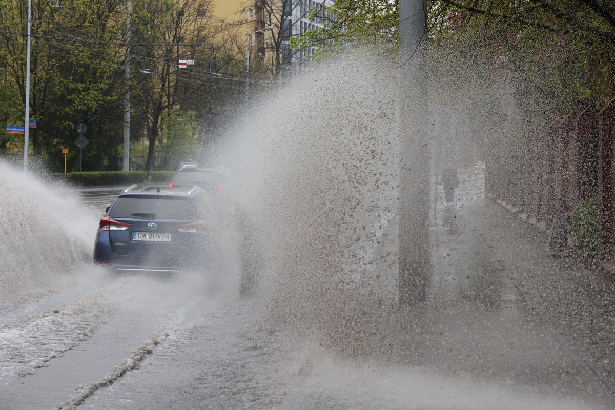 ulewa podtopienia samochód niż genueński deszcz