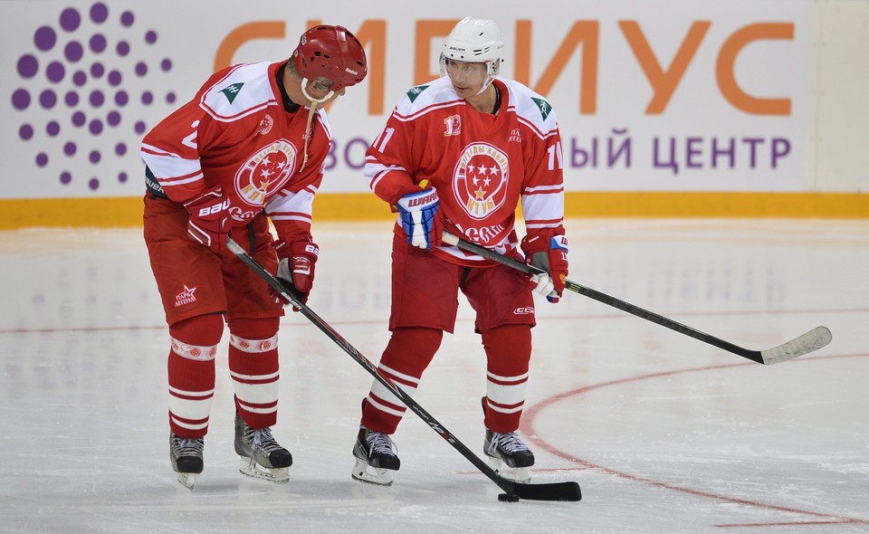 RUSSIA PUTIN ICE HOCKEY (Vladimir Putin takes part in a match between former Russian ice hockey stars and students)