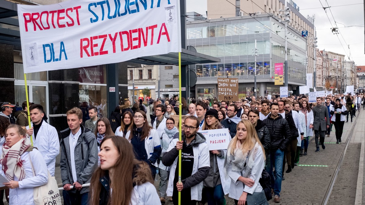 - Jeżeli zostaną nam przedstawione konkretne propozycje, jeśli będą one odpowiednie, to protest będzie mógł zostać zakończony, ale robienie czegokolwiek w ciemno jest bezzasadne – ocenił Kacper Gajda z Porozumienia Zawodów Medycznych.