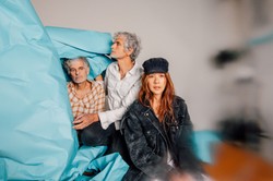 Blonde Redhead powraca, po 9 latach, z nowym krążkiem "Sit Down For Dinner"