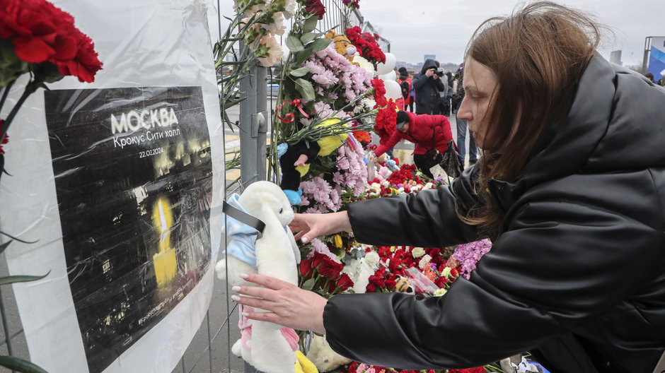 Rosjanie składający kwiaty pod Crocus City Hall