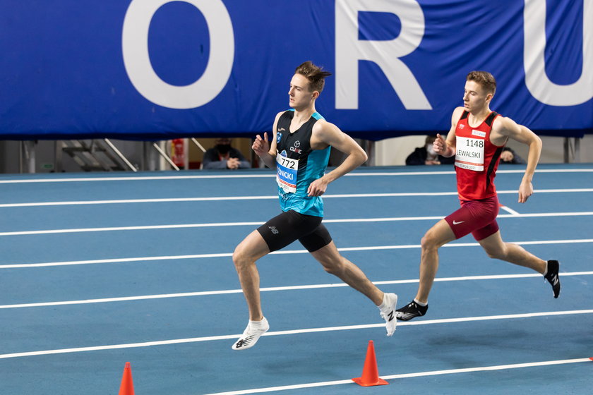 Krzysztof Róźnicki, mimo dopiero 18 lat, paszport olimpijski miał niemal pewny, a wynik jaki uzyskał w biegu na 800 metrów – 1:44.51, daje mu 6. miejsce wśród najlepszych polskich średniodystansowców w historii.
