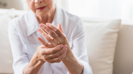 Drętwienie palców prawej ręki - przyczyny. Na jaką chorobę może wskazywać ten objaw?