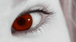 Uwaga na kolorowe soczewki kontaktowe. Mogą uszkodzić wzrok