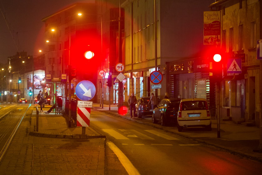 Nocą i tak postoisz na czerwonym!