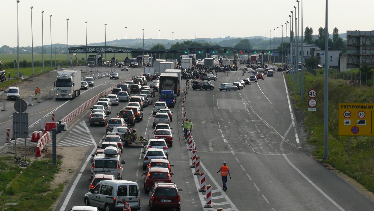 "Dziennik Polski": Ministerstwo Infrastruktury zapewnia, że nie zgodzi się na podniesienie opłat za przejazd autostradą z Krakowa do Katowic. Nie odpowiada jednak na pytanie, czy podwyżki nie będzie. Według nieoficjalnych doniesień, przejazd autostradą z Krakowa do Katowic ma kosztować 20 zamiast 16 zł.