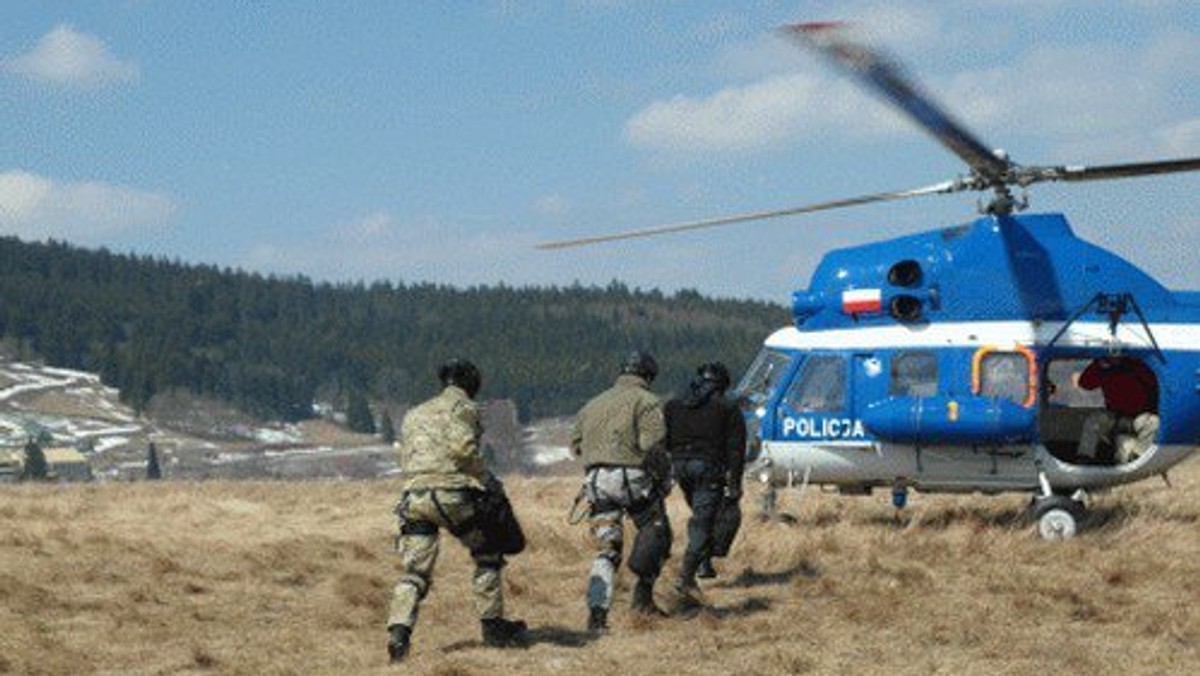 W czasie trwania ćwiczeń do policjantów podszedł mężczyzna prosząc o pomoc dla swojego kolegi, który stracił przytomność.