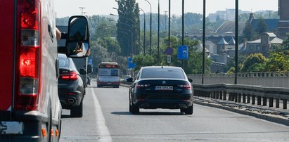 Wiceminister Andruszkiewicz w limuzynie jedzie BUC-pasem