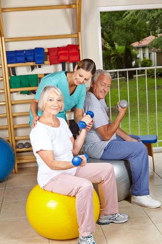 <b>Ulga rehabilitacyjna</b>
<br>
<br>
W ramach ulgi rehabilitacyjnej od dochodu można odliczyć cele rehabilitacyjne oraz cele związane z ułatwieniem wykonywania czynności życiowych. Prawo do tego mają zarówno osoby niepełnosprawne, jak i podatnicy, na których utrzymaniu są osoby niepełnosprawne, pod warunkiem jednak, że roczne dochody niepełnosprawnego nie przekraczają 9 120 zł.
<br>
<br>
Istnieją dwa rodzaje odliczeń. Do nielimitowanych, które podlegają odliczeniu w całości, zalicza się między innymi koszty związane z przystosowaniem mieszkania do potrzeb osoby niepełnosprawnej, odpłatną rehabilitację (na przykład sanatorium) czy opiekę pielęgniarską w domu nad niepełnosprawnym.
<br>
<br>
Wydatki limitowane nie mogą przekroczyć określonej kwoty. Zalicza się do nich wydatki na opłacenie przewodników dla osób niewidomych i z niepełnosprawnością narządu ruchu, utrzymanie psa asystującego czy wydatki na samochód. Każdy z tych wydatków nie może przekroczyć w roku podatkowym kwoty 2 280 zł.
<br>
<br>
<a  href=