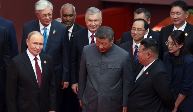 Si Đinping (C) sa Vladimirpom Putinom i Kimom Džong Unom u Pekingu 3. septembra 2025.