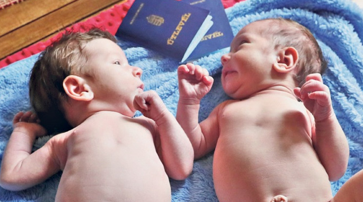 Dani és Adél egyszer használható útlevéllel érkezett haza. Anyukájuk szerint egy gyermek megszületéséért egy panellakás árát fizették ki az ügynökségnek /Fotó: Gy. Balázs Béla
