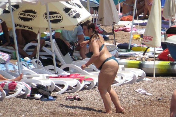 MILJANA KULIĆ SE SKINULA U BIKINI Uhvatili smo je u Crnoj Gori na plaži: Dok ona spava Siniša uči Željka da pliva, a Marija i Tića se sunčaju (Video)