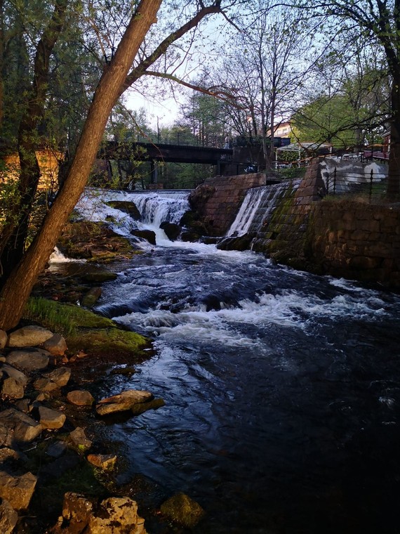 Ved Akerselva.  Noen skritt lenger fant jeg en kafé med deilige kanelsnurrer