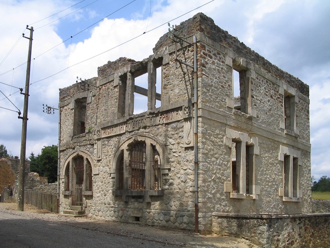 Oradour-sur-Glane, ruiny poczty. (fot. „Oradour-sur-Glane-Church-1295”, autor: Dna-Dennis, Wikipedia)