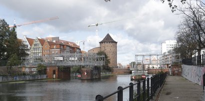 Gdańsk. Z Długich Ogrodów na Wyspę Spichrzów przez tymczasowy mostek. Przeprawa powstała na starym Moście Rogoźników.