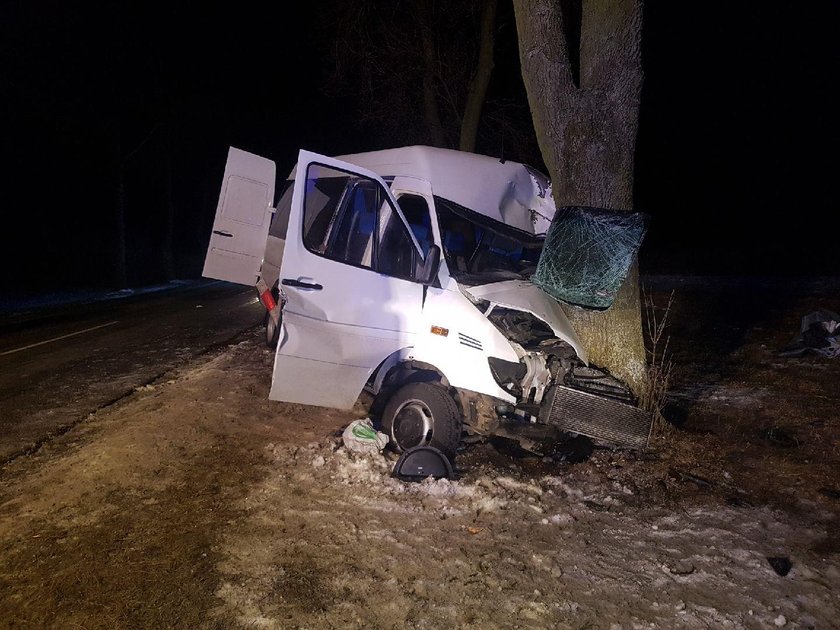 Autobus uderzył w drzewo. Nie żyje kierowca. Tragedia w Rawie Mazowieckiej