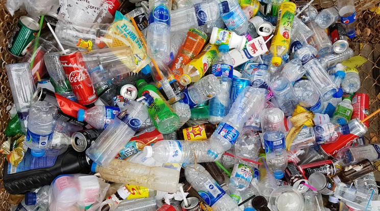 Milliószám vásárolunk PET-palackos ásványvizet, üdítőt. /Illusztráció: Shutterstock
